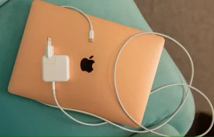 مک بوک ایر با آداپتور برق و کابل USB-C یانا موروزوا / شاتر استوک