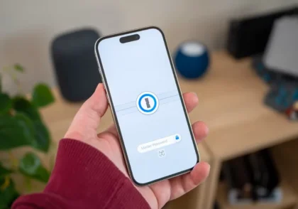مدیر رمز عبور 1Password که روی آیفون 14 پرو اپل اجرا می‌شود