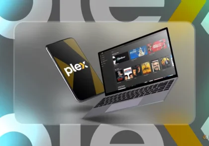 یک تلفن با لوگوی Plex و یک لپ‌تاپ در کنار آن با صفحه اصلی Plex.