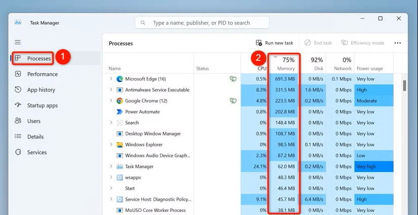"پردازش‌ها" و "حافظه" در Task Manager هایلایت شده‌اند.