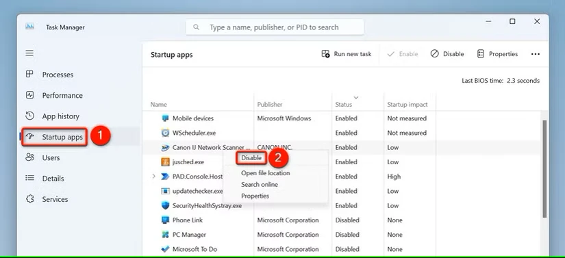 "برنامه‌های راه‌اندازی" و "غیرفعال کردن" برای یک برنامه در Task Manager هایلایت شده‌اند.