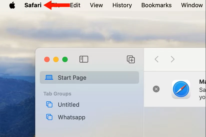 تصویر صفحه دسکتاپ مک با یک فلش در کنار دکمه Safari در کنار منوی Apple.