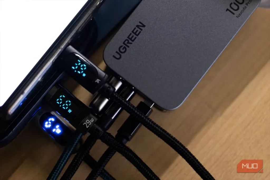 شارژرهای دیواری Ugreen Nexode Pro 100W USB-C که خروجی برق را نشان می‌دهند